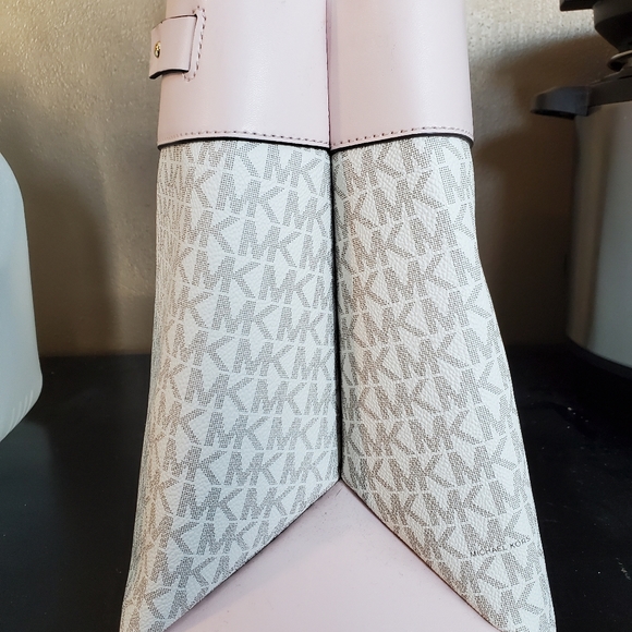 Michael Kors pink handbag - Picture 2 of 7